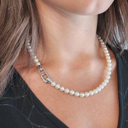 Collana Perle Akoya chiusura geometrica in Oro Bianco foto indossata