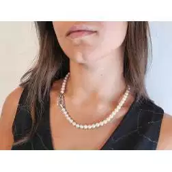 Collana Perle Akoya chiusura geometrica in Oro Bianco foto indossata
