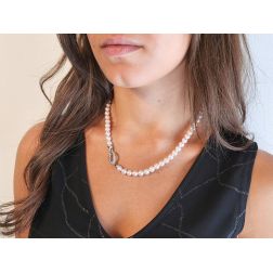 Collana Perle Akoya con chiusura a foglia forata con Diamanti foto indossata