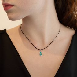 Ciondolo Sintesi Bimbo smaltato Azzurro su Oro Bianco foto indossata