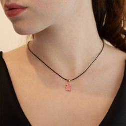 Ciondolo Sintesi Bimba smaltato rosa su oro giallo foto indossata