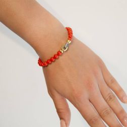 Bracciale Corallo chiusura a cavallotto in Oro Bicolor foto indossata