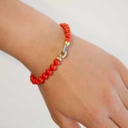 Bracciale Corallo chiusura a cavallotto in Oro Bicolor foto indossata