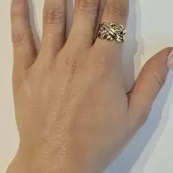 Anello Puzzle Oro Giallo Grande foto indossata
