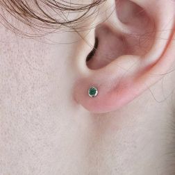 Orecchini Smeraldo Circle 3.5mm foto indossata