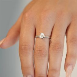 Anello Solitario in Platino e Diamante GIA 0.42 ct foto indossata