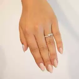 Anello Solitario Contornato Diamante GIA da 0,37ct foto indossata