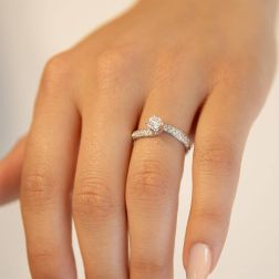 photo of worn Contoured Solitaire Ring with center GIA Diamond of 0,37ct