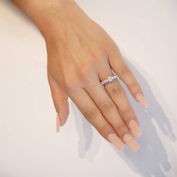 Anello Solitario in Platino con diamanti sul gambo e Diamante centrale GIA 0.61 ct foto indossata