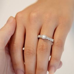 Anello Solitario in Platino con diamanti sul gambo e Diamante centrale GIA 0.61 ct foto indossata