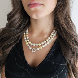 Collana lunga Perle irregolari Bianche e Gold foto indossata