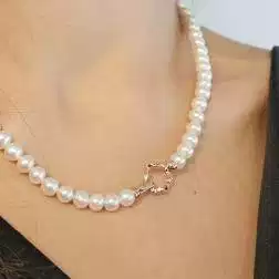 Collana Perle Fresh Water chiusura fiore Oro Rosa 18kt foto indossata