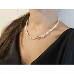 Collana Perle Fresh Water chiusura fiore Oro Rosa 18kt foto indossata