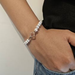 photo fo worn Fresh Water pearls bracelet with 18kt Rose Gold Square clasp