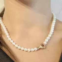 Collana Perle Fresh Water chiusura fiore bombato Oro Rosa 18kt foto indossata