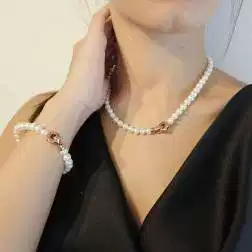 Collana e Bracciale Perle Fresh Water chiusura fiore bombato Oro Rosa 18kt foto indossata