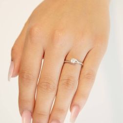 Photo of worn Platinum Engagement Ring with GIA certified diamond 0,30 ct
