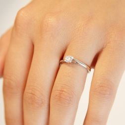Anello solitario Contrariè con  Diamante  certificato GIA da 0,30 ct foto indossata
