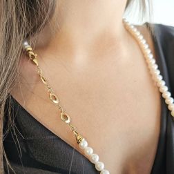 Collana di Perle lunga chiusura 3 cerchi in Oro Giallo foto indossata