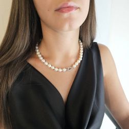 Photo of worn Akoya Pearls with circle Clasp Necklace in White Gold 18kt
