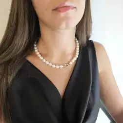 Collana Perle Akoya con chiusura a cerchio in Oro Bianco 18kt foto indossata