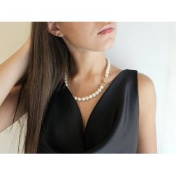 Collana Perle Akoya con chiusura a sfera in Oro Giallo 18kt foto indossata