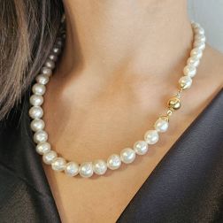 Photo of worn Akoya Pearls with sphere Clasp Necklace in Yellow Gold 18kt