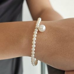 Bracciale Perle Fresh Water 4.5mm e ciondolo da 8.5mm chiusura a sfera in Oro Bianco 18kt foto indossata