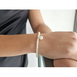 Bracciale Perle Fresh Water 4.5mm e ciondolo da 8.5mm chiusura a sfera in Oro Bianco 18kt foto indossata