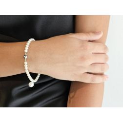 Bracciale Perle Fresh Water 4.5mm e ciondolo da 8.5mm chiusura a sfera in Oro Bianco 18kt foto indossata