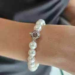 Bracciale Perle Akoya chiusura con Diamanti e Rubini in Oro Bianco 18kt foto indossata