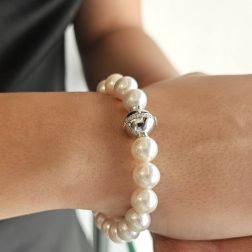 Bracciale Perle Fresh Water chiusura Sferica con diamanti in Oro Bianco 18kt foto indossata