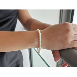 Photo of worn Simple pearls bracelet with White Gold clasp