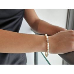 Photo of worn Simple pearls bracelet with White Gold clasp