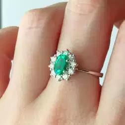 Anello Kate Smeraldo 7mm x 5mm e 10 Diamanti - misura 12 foto indossata