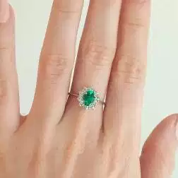 Anello Kate Smeraldo 7mm x 5mm e 10 Diamanti - misura 12 foto indossata