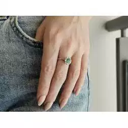 Anello Kate Smeraldo 7mm x 5mm e 10 Diamanti - misura 12 foto indossata