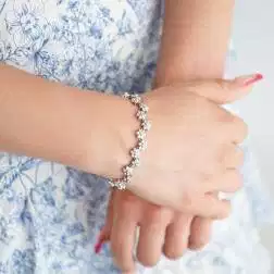 Bracciale Tennis Fiori Sfalsati 17,5cm x 11mm foto indossata