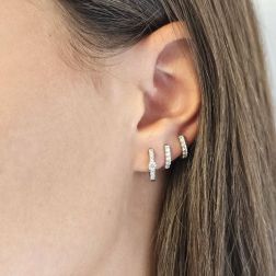 Boccole a lobo Ovali in Oro Bianco con Zircone contornato foto indossata