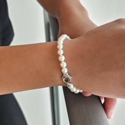 Photo of worn Akoya pearl bracelet with Diamonds on 18kt White Gold clasp