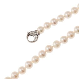 Akoya pearl necklace with Diamonds on 18kt White Gold clasp