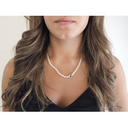 Collana Perle Akoya chiusura con Diamanti in Oro Bianco 18kt foto indossata