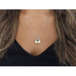 Ciondolo Borsetta Oro Bianco con Madreperla e Zirconi foto indossata