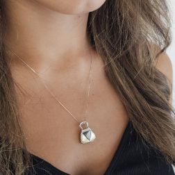 Ciondolo Borsetta Oro Bianco con Madreperla e Zirconi foto indossata