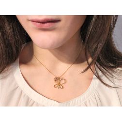 Collana Farfalla 3 Zaffiri Blu Oro Rosa foto indossata