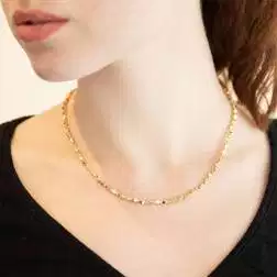 Collana a Rombo Tridimensionale in Oro Giallo 18kt foto indossata