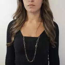 Collana Laccio 90cm a Cerchi 5+1 in Oro Giallo foto indossata