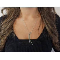 Collana con Ciondolo Curvo con Tsavorite e Diamanti in Oro Bianco foto indossata