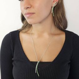 Collana con Ciondolo Curvo con Tsavorite e Diamanti in Oro Bianco foto indossata