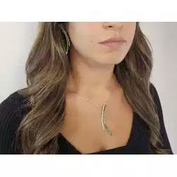 Collana con Ciondolo Curvo con Tsavorite e Diamanti in Oro Bianco foto indossata